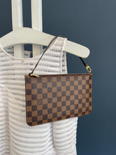 Lade das Bild in den Galerie-Viewer, LOUIS VUITTON CLUTCH
