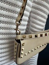 Lade das Bild in den Galerie-Viewer, VALENTINO GARAVANI ROCKSTUD MINI BAG
