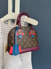 Lade das Bild in den Galerie-Viewer, LOUIS VUITTON ALMA BB LOVE BIRDS
