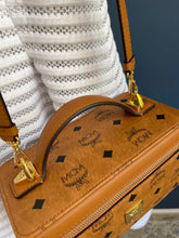 Lade das Bild in den Galerie-Viewer, MCM KOSMETIK CROSSBODYBAG
