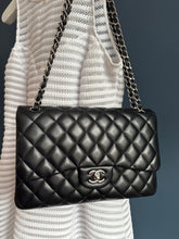 Lade das Bild in den Galerie-Viewer, CHANEL DOUBLE FLAP JUMBO
