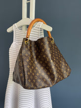 Lade das Bild in den Galerie-Viewer, LOUIS VUITTON ARTSY MM
