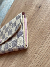 Lade das Bild in den Galerie-Viewer, LOUIS VUITTON EMILIE GELDBÖRSE
