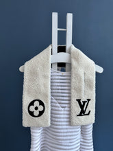 Lade das Bild in den Galerie-Viewer, LOUIS VUITTON ONLY LV MINI COMFY SCHAL
