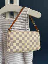 Lade das Bild in den Galerie-Viewer, LOUIS VUITTON POCHETTE ACCESSOIRES
