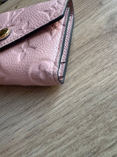 Lade das Bild in den Galerie-Viewer, LOUIS VUITTON ZOÉ GELDBÖRSE
