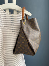 Lade das Bild in den Galerie-Viewer, LOUIS VUITTON ARTSY MM
