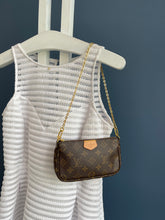 Lade das Bild in den Galerie-Viewer, LOUIS VUITTON MINI POCHETTE
