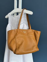 Lade das Bild in den Galerie-Viewer, PRADA VITELLO DAINO BAG
