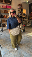 Lade das Bild in den Galerie-Viewer, LOUIS VUITTON LOOP HOBO EMPREINTE
