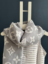 Lade das Bild in den Galerie-Viewer, LOUIS VUITTON ESSENTIAL SCHAL
