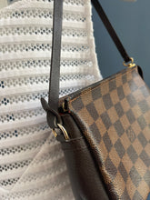 Lade das Bild in den Galerie-Viewer, LOUIS VUITTON TROUSSE MAKE UP
