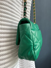 Lade das Bild in den Galerie-Viewer, CHANEL 19 SMALL
