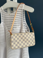 Lade das Bild in den Galerie-Viewer, LOUIS VUITTON POCHETTE ACCESSOIRES AZUR DAMIER
