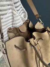 Lade das Bild in den Galerie-Viewer, LOUIS VUITTON GIROLATA GALET MAHINA
