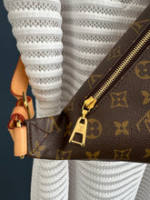 Lade das Bild in den Galerie-Viewer, LOUIS VUITTON BUMBAG
