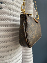 Lade das Bild in den Galerie-Viewer, LOUIS VUITTON MINI POCHETTE
