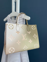 Lade das Bild in den Galerie-Viewer, LOUIS VUITTON ONTHEGO MM SUNSET
