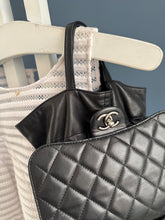Lade das Bild in den Galerie-Viewer, CHANEL CLASSIC FLAP SMALL / BEUTEL
