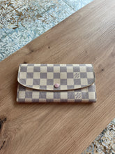 Lade das Bild in den Galerie-Viewer, LOUIS VUITTON EMILIE GELDBÖRSE
