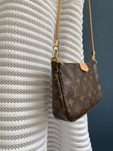 Lade das Bild in den Galerie-Viewer, LOUIS VUITTON POCHETTE
