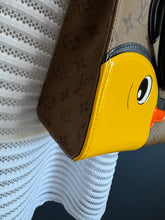 Lade das Bild in den Galerie-Viewer, LOUIS VUITTON ONTHEGO PM  DUCK
