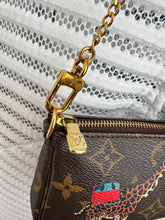 Lade das Bild in den Galerie-Viewer, LOUIS VUITTON MINI POCHETTE
