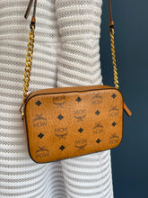 Lade das Bild in den Galerie-Viewer, MCM CAMERA BAG
