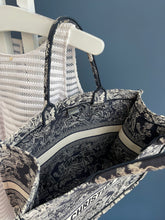 Lade das Bild in den Galerie-Viewer, DIOR BOOK TOTE LARGE
