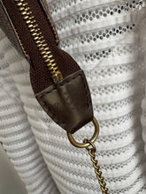 Lade das Bild in den Galerie-Viewer, LOUIS VUITTON MINI POCHETTE
