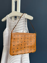 Lade das Bild in den Galerie-Viewer, MCM CLUTCH
