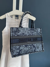 Lade das Bild in den Galerie-Viewer, DIOR TOTE BOOK MEDIUM
