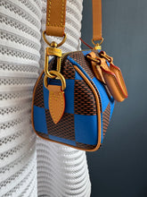 Lade das Bild in den Galerie-Viewer, LOUIS VUITTON SPEEDY 18 POP BLUE
