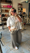 Lade das Bild in den Galerie-Viewer, LOUIS VUITTON MULTI POCHETTE BY THE POOL
