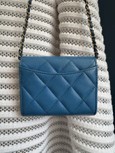 Lade das Bild in den Galerie-Viewer, CHANEL MINI WOC
