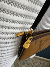 Lade das Bild in den Galerie-Viewer, LOUIS VUITTON DOUBLE ZIP POCHETTE

