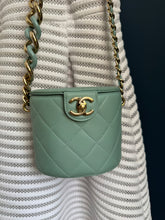 Lade das Bild in den Galerie-Viewer, CHANEL VANITY CASE
