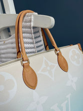 Lade das Bild in den Galerie-Viewer, LOUIS VUITTON ONTHEGO GM BODRUM LIMITED EDITION
