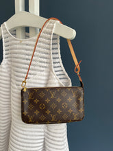 Lade das Bild in den Galerie-Viewer, LOUIS VUITTON POCHETTE ACCESSOIRES
