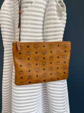 Lade das Bild in den Galerie-Viewer, MCM CLUTCH
