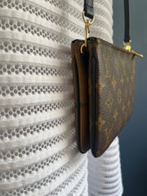 Lade das Bild in den Galerie-Viewer, LOUIS VUITTON DOUBLE ZIP POCHETTE REVERSE
