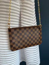 Lade das Bild in den Galerie-Viewer, LOUIS VUITTON CLUTCH
