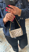 Lade das Bild in den Galerie-Viewer, LOUIS VUITTON MINI POCHETTE
