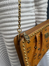 Lade das Bild in den Galerie-Viewer, MCM CLUTCH
