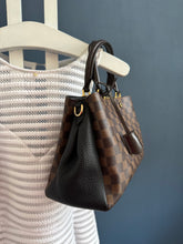 Lade das Bild in den Galerie-Viewer, LOUIS VUITTON BRITTANY
