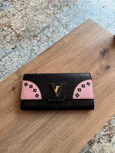 Lade das Bild in den Galerie-Viewer, LOUIS VUITTON CAPUCINES GELDBÖRSE
