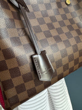 Lade das Bild in den Galerie-Viewer, LOUIS VUITTON BRITTANY
