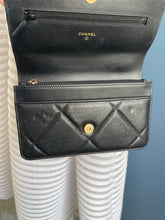 Lade das Bild in den Galerie-Viewer, CHANEL 19 WALLET ON CHAIN
