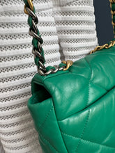 Lade das Bild in den Galerie-Viewer, CHANEL 19 SMALL

