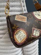 Lade das Bild in den Galerie-Viewer, LOUIS VUITTON MINI POCHETTE
